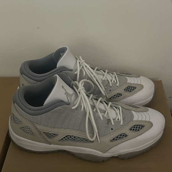 Jordan 🇯🇴 11 retro low size 12 white/ grey - Picture 3 of 4
